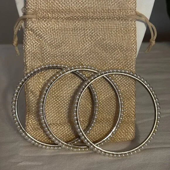 Beautiful Pearl in Silver Tone a set of 3 Bracelets (size 8) with pouch - Picture 2 of 12